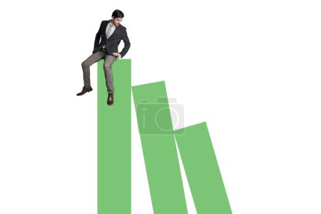 Téléchargez les photos : Quand un stock tombe, l'autre aussi. un homme d'affaires équilibrant en haut d'un graphique sur un fond blanc - en image libre de droit