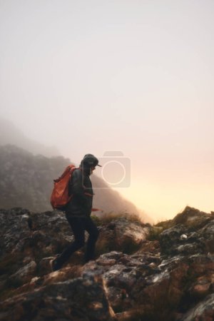 Téléchargez les photos : Je vais faire de la randonnée quand j'ai besoin de me vider la tête. un homme portant son sac à dos lors d'une randonnée dans les montagnes - en image libre de droit