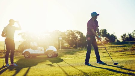 Foto de Traer su mejor juego. dos amigos jugando una ronda de golf en un campo de golf - Imagen libre de derechos