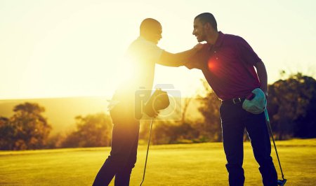 Téléchargez les photos : Bonne chance mon ami, vous en aurez besoin. deux amis jouant une partie de golf sur un terrain de golf - en image libre de droit