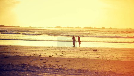Foto de Sabemos cómo pasarlo bien. una pareja joven y cariñosa en la playa - Imagen libre de derechos