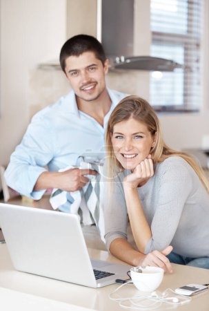 Foto de Redes sociales juntas. Retrato de una pareja feliz en su cocina con un portátil frente a ellos - Imagen libre de derechos