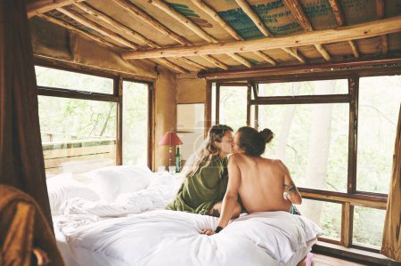 Téléchargez les photos : Ce voyage nous a beaucoup aidés à tisser des liens. un jeune couple se relaxant sur un lit pendant ses vacances en cabine - en image libre de droit