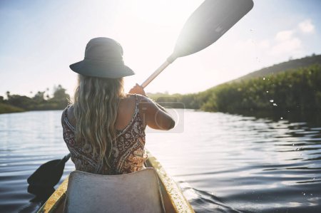 Foto de Es la paz que busco. una joven mujer en kayak en un lago - Imagen libre de derechos