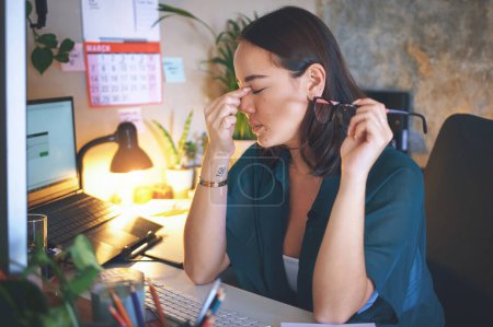 Foto de Esto no parece estar funcionando muy bien. una atractiva joven sentada sola y estresada mientras usa su computadora para trabajar desde casa - Imagen libre de derechos