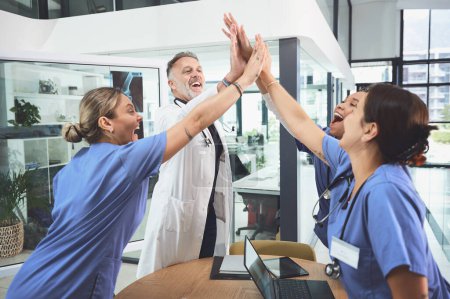 Foto de De buen humor para mejorar el rendimiento clínico. un equipo de médicos uniendo sus manos en un grupo en un hospital - Imagen libre de derechos