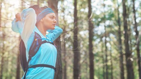 Téléchargez les photos : La forme physique est son objectif. une jeune femme athlétique pour un jogging dans les bois - en image libre de droit