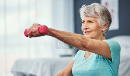 Foto de Un representante a la vez. una mujer mayor haciendo ejercicio con pesas - Imagen libre de derechos