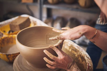 Téléchargez les photos : L'incroyable monde de l'argile. une femme méconnaissable travaillant avec de l'argile dans un atelier de poterie - en image libre de droit