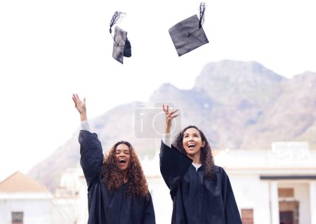 Téléchargez les photos : Graduation, chapeaux et étudiants célébrant la réussite scolaire ou diplômés ainsi que la joie le jour heureux et à l'extérieur. Amis, éducation et succès pour le diplôme ou l'excitation et image du campus. - en image libre de droit