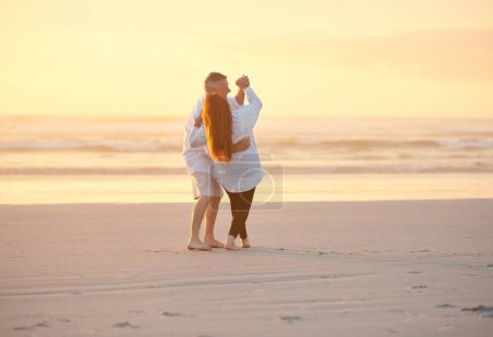 Foto de La jubilación se hizo por diversión y romance. una pareja madura bailando en la playa - Imagen libre de derechos