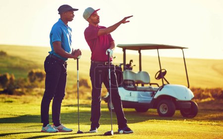 Téléchargez les photos : On joue tous au golf avec des inconnus, mais on part en amis. deux amis jouant une partie de golf sur un terrain de golf - en image libre de droit