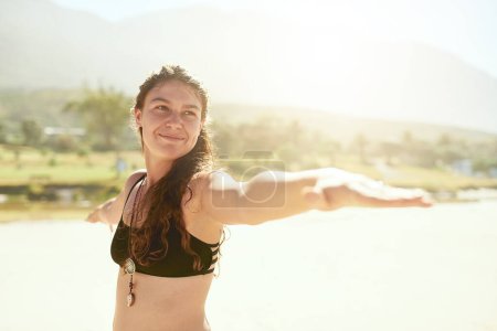 Téléchargez les photos : Le yoga est mon évasion. une belle jeune femme pratiquant le yoga sur la plage - en image libre de droit