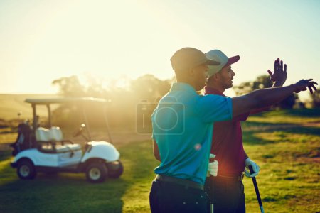 Téléchargez les photos : La vie est meilleure quand on joue au golf. deux amis jouant une partie de golf sur un terrain de golf - en image libre de droit