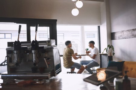 Foto de Una cita para tomar un café siempre es una buena idea. dos jóvenes sentados juntos en una cafetería - Imagen libre de derechos