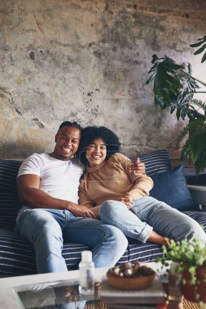 Foto de El amor no domina, cultiva. Retrato de una pareja joven relajándose juntos en un sofá en casa - Imagen libre de derechos