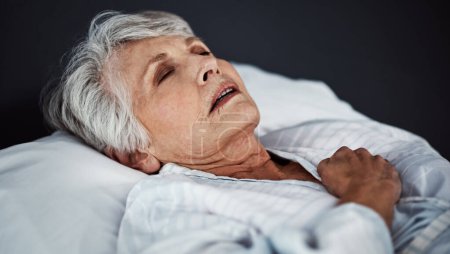 Foto de No lo está haciendo muy bien. Un tiro de ángulo alto de una anciana enferma acostada en una cama de hospital - Imagen libre de derechos