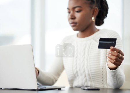 Téléchargez les photos : Femme noire, ordinateur portable et carte de crédit pour le paiement, les achats en ligne ou les finances sur le bureau. Femme africaine ou acheteuse sur ordinateur pour l'application bancaire, l'achat ou le commerce électronique sur le lieu de travail. - en image libre de droit