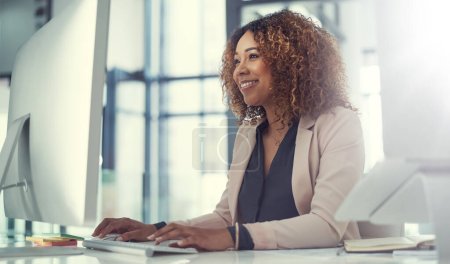 Foto de La calidad de su trabajo habla por sí misma. una joven empresaria que usa un ordenador en su mesa de trabajo - Imagen libre de derechos
