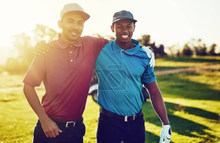 Téléchargez les photos : Je préfère jouer au golf avec un pote. deux amis debout ensemble sur un terrain de golf - en image libre de droit
