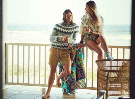 Téléchargez les photos : Ces vacances ne pourraient pas être meilleures. un jeune couple se relaxant sur leur balcon - en image libre de droit
