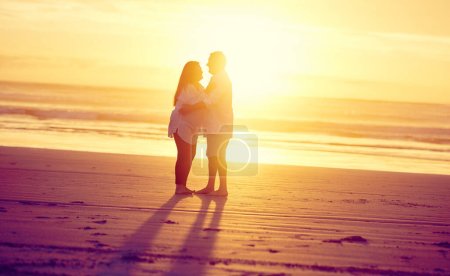 Téléchargez les photos : Avoir le temps de leur vie. Plan complet d'un couple d'âge mûr affectueux dansant sur la plage au coucher du soleil - en image libre de droit
