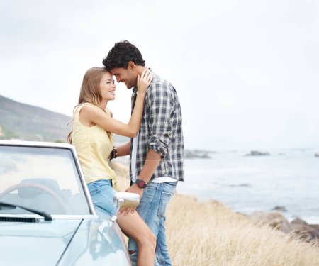 Téléchargez les photos : C'est mon numéro un. Un jeune couple partageant un moment romantique sur une colline après avoir fait un tour panoramique - en image libre de droit