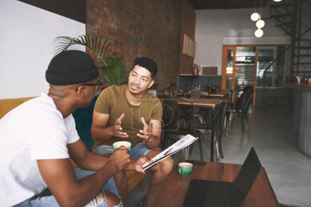 Foto de Si tienes una buena idea, no te sientes en ella. dos jóvenes discutiendo negocios mientras están sentados juntos en una cafetería - Imagen libre de derechos