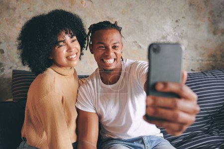 Foto de Tú y yo, podríamos poner celoso al mundo entero. una joven pareja tomando selfies juntos en casa - Imagen libre de derechos
