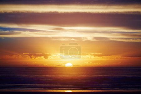 Foto de Puestas de sol de ensueño. una puesta de sol panorámica sobre el mar y la montaña - Imagen libre de derechos