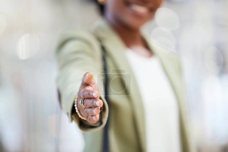 Téléchargez les photos : Femme d'affaires, poignée de main et bienvenue pour l'embauche, introduction ou accord b2b en réunion ou traiter au bureau. Main d'une femme ou d'un employé serrant la main pour recruter, saluer ou remercier. - en image libre de droit