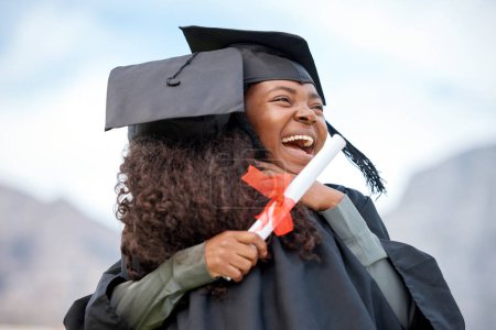 Foto de Abrazo de graduación, emocionado y las mujeres con certificado de beca, logro o éxito escolar. Feliz, afecto y amigos o estudiantes abrazándose con una sonrisa para celebrar un diploma de la universidad. - Imagen libre de derechos