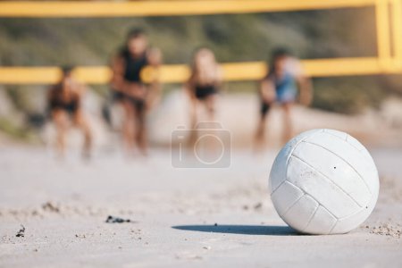 Téléchargez les photos : Volleyball de plage, sports et sur le sable en été pour des jeux de fitness, de plaisir et de vacances. Santé, nature et ballon au bord de l'océan pour l'entraînement sportif, cardio ou compétition en vacances ou en voyage. - en image libre de droit