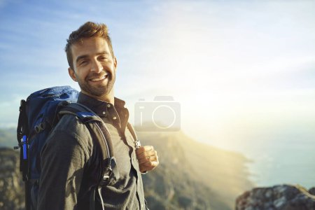 Foto de La vida es más real aquí arriba. un joven trepando por una montaña - Imagen libre de derechos