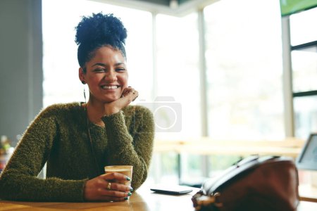 Téléchargez les photos : Ma journée est incomplète si je n'ai pas de tasse. Portrait d'une jolie jeune femme dégustant une tasse de café dans un café - en image libre de droit