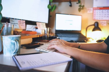 Téléchargez les photos : Répondre aux courriels des clients. une femme méconnaissable assise seule et utilisant son ordinateur pour travailler à la maison - en image libre de droit