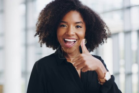 Téléchargez les photos : Femme noire dans les affaires, le visage et les pouces vers le haut avec le sourire, le soutien et l'accord, merci et succès au travail. Emoji, geste de la main et excitée professionnelle en portrait avec rétroaction positive. - en image libre de droit