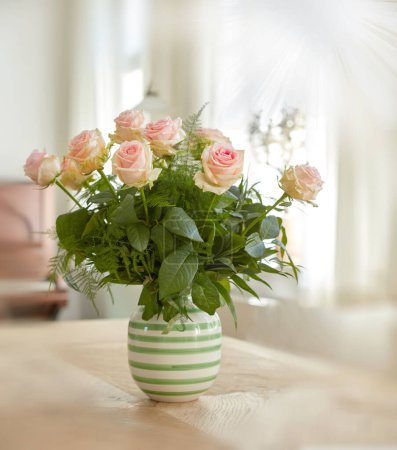 Téléchargez les photos : Gros plan de bouquet de roses roses dans un vase, nature et fleurs sur la table du salon, cadeau pour la romance ou l'amitié. Plante, botanique et symbole d'amour, arrangement naturel et floral à la maison. - en image libre de droit