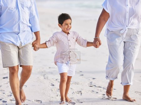 Foto de Tomando de la mano, la playa o los padres caminando con un niño feliz para unas vacaciones de vacaciones junto con la felicidad. Viajes, madre y padre jugando o disfrutando del tiempo en familia con un niño o un niño en verano. - Imagen libre de derechos