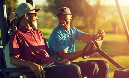 Foto de Espero que no tiren sus palos esta vez. dos hombres sentados en un carro en un campo de golf - Imagen libre de derechos