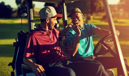 Téléchargez les photos : Faites venir le Par-Tee. deux golfeurs en chariot sur un terrain de golf - en image libre de droit