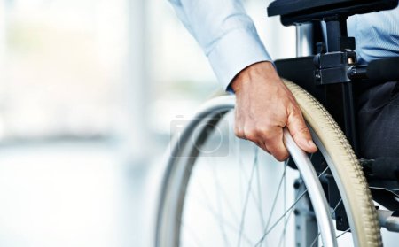Fauteuil roulant, personne handicapée et main dans un hôpital pour les soins de santé et de soutien. Patient, accès à la mobilité et homme adulte dans une clinique de soutien et de soins médicaux avec les mains et l'espace de maquette.