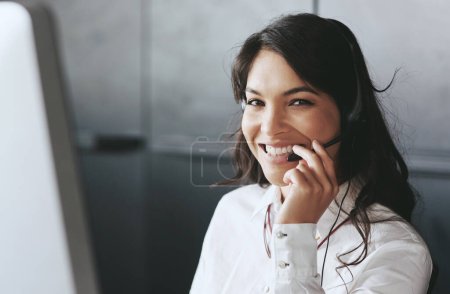Foto de Mujer de negocios, retrato y empleado de telemarketing con una sonrisa haciendo consultoría crm. Centro de atención telefónica, servicio al cliente y joven mujer que trabaja en una consulta de soporte web con felicidad. - Imagen libre de derechos