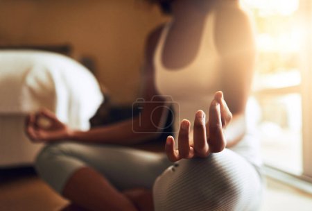 Foto de Mujer, manos y yoga en meditación matutina para la salud, el bienestar espiritual o el ejercicio zen y el ejercicio en casa. Mano de calma femenina meditando para la relajación, la mente y la conciencia para el bienestar mental. - Imagen libre de derechos