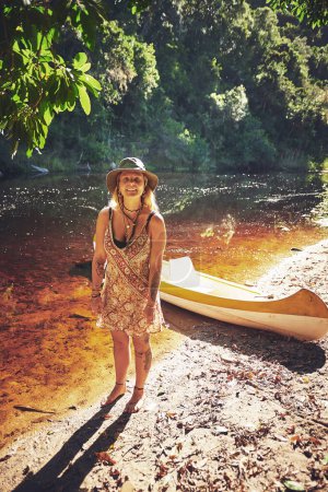 Foto de Hagamos este viaje al agua. una mujer joven en el lago con un kayak - Imagen libre de derechos