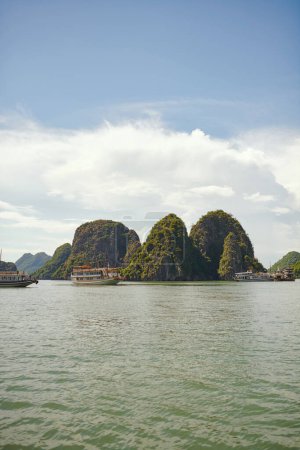Foto de La vasta belleza de Vietnam. barcos flotando por un río en Vietnam - Imagen libre de derechos