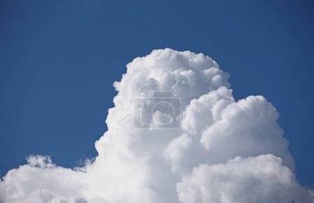Téléchargez les photos : Nature, maquettes et environnement avec des nuages dans le ciel bleu pour le ciel, la paix et le climat. Soleil, espace et rêve avec un paysage nuageux moelleux dans l'air de l'ozone pour la liberté, le modèle et la météorologie météorologique. - en image libre de droit