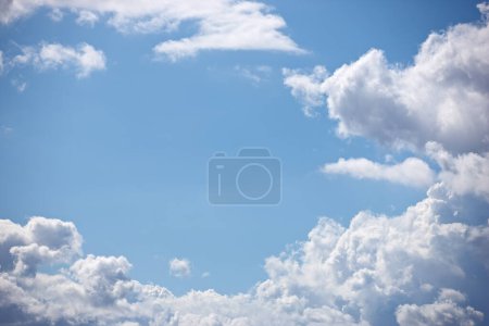Téléchargez les photos : Ciel bleu, nuages et arrière-plan dans la nature, en plein air et le climat avec espace, motif ou ciel. Environnement, nuages et forme naturelle pour la météorologie, la météo et l'air avec lumière, liberté et été. - en image libre de droit