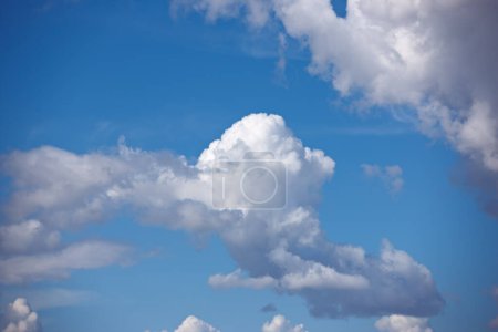 Foto de Cielo, espacio y ambiente con nubes en el cielo azul para la naturaleza, la paz y el clima. Sol, maqueta y sueño con un paisaje nuboso esponjoso en el aire de ozono para la libertad, el patrón y la meteorología meteorológica. - Imagen libre de derechos
