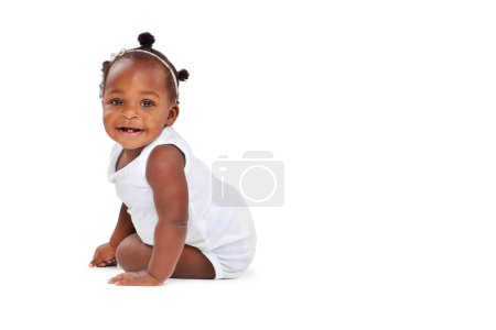 Foto de Sonrisa, retrato y niña africana bebé con maqueta aislada sobre fondo blanco con alegría juguetona y crecimiento. Aprender, jugar y sentarse, cara feliz de niño negro en el fondo del estudio y el espacio. - Imagen libre de derechos